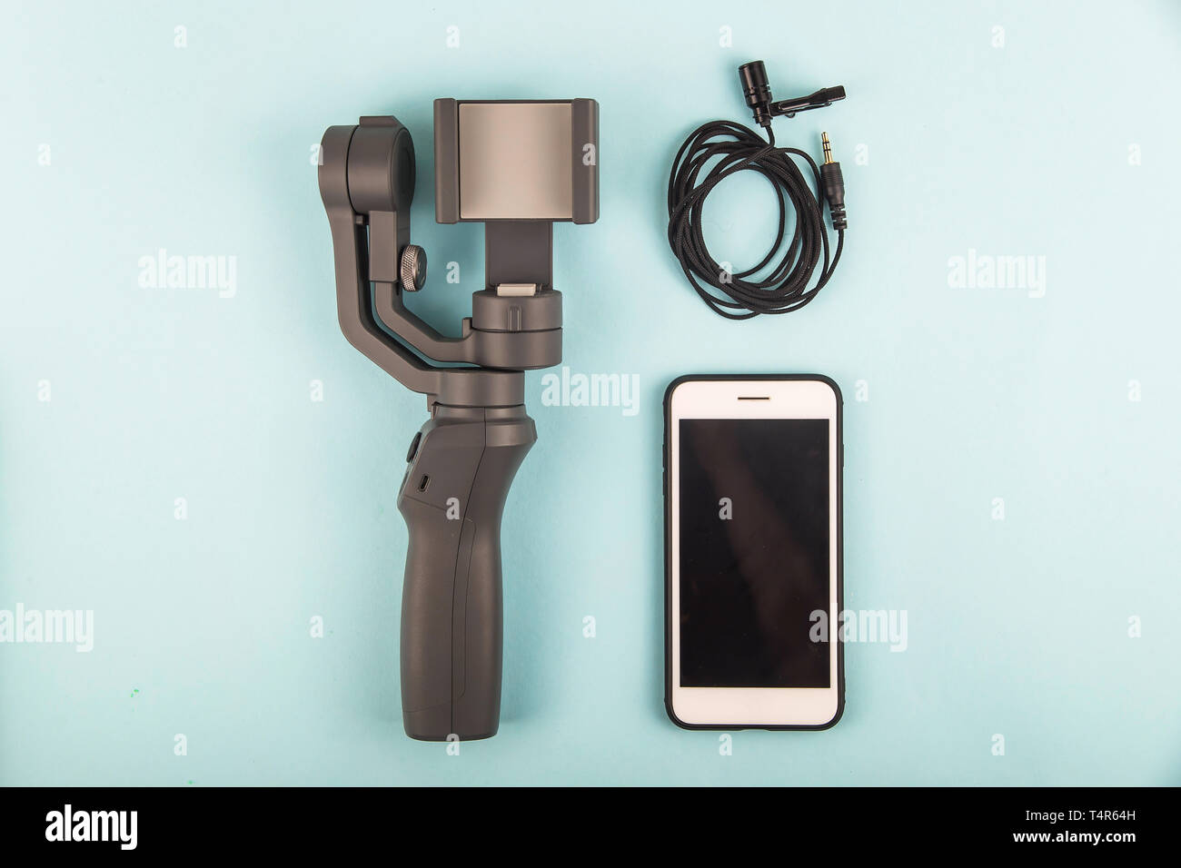 Semplice mobile video blogging attrezzature - smartphone, lo stabilizzatore e il microfono. Vista superiore, laici piatta Foto Stock