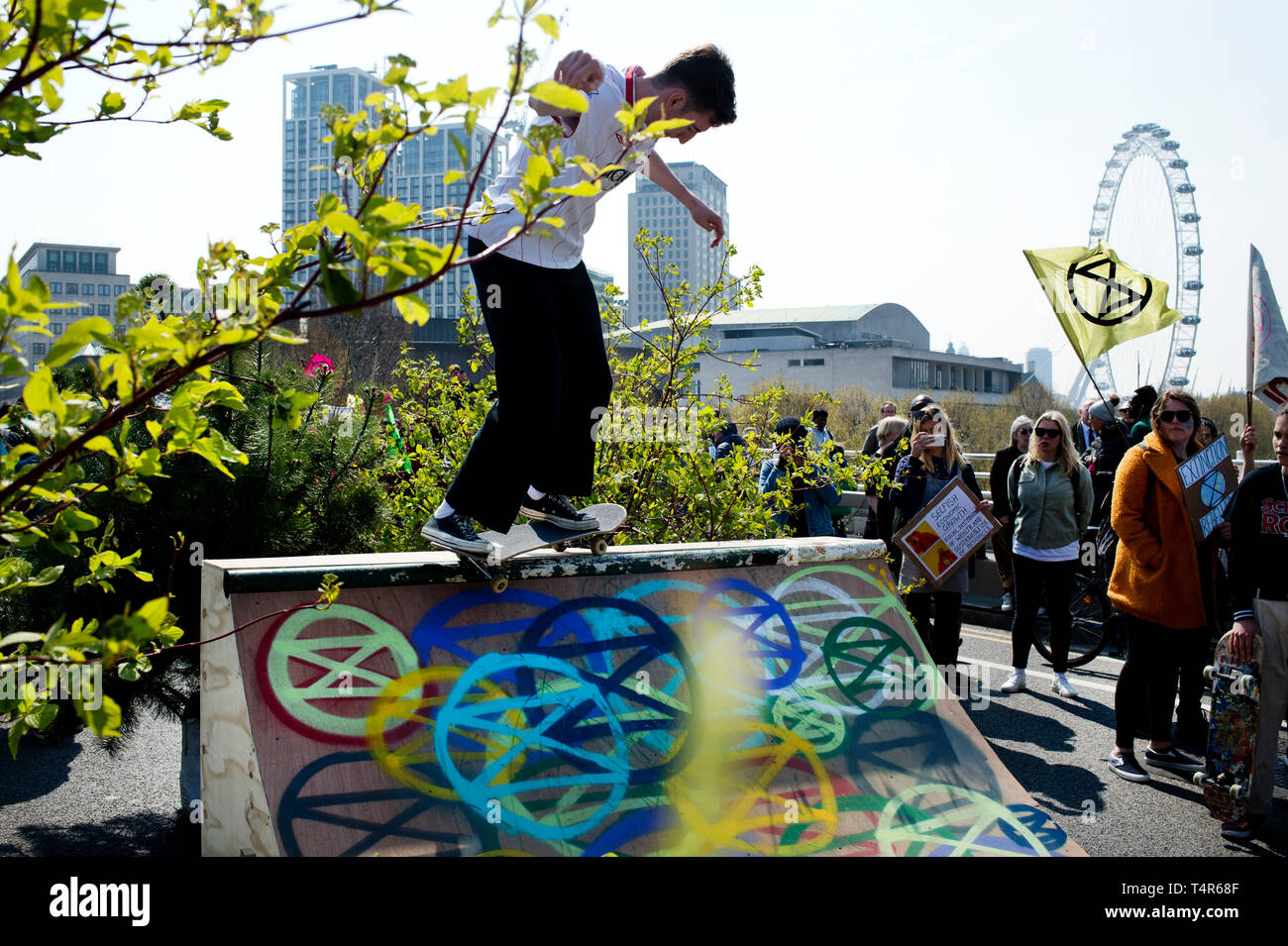 Londra 15 Aprile 2019. Estinzione della ribellione protesta alla domanda di azione sul cambiamento climatico. Waterloo Bridge; rampa da skateboard Foto Stock