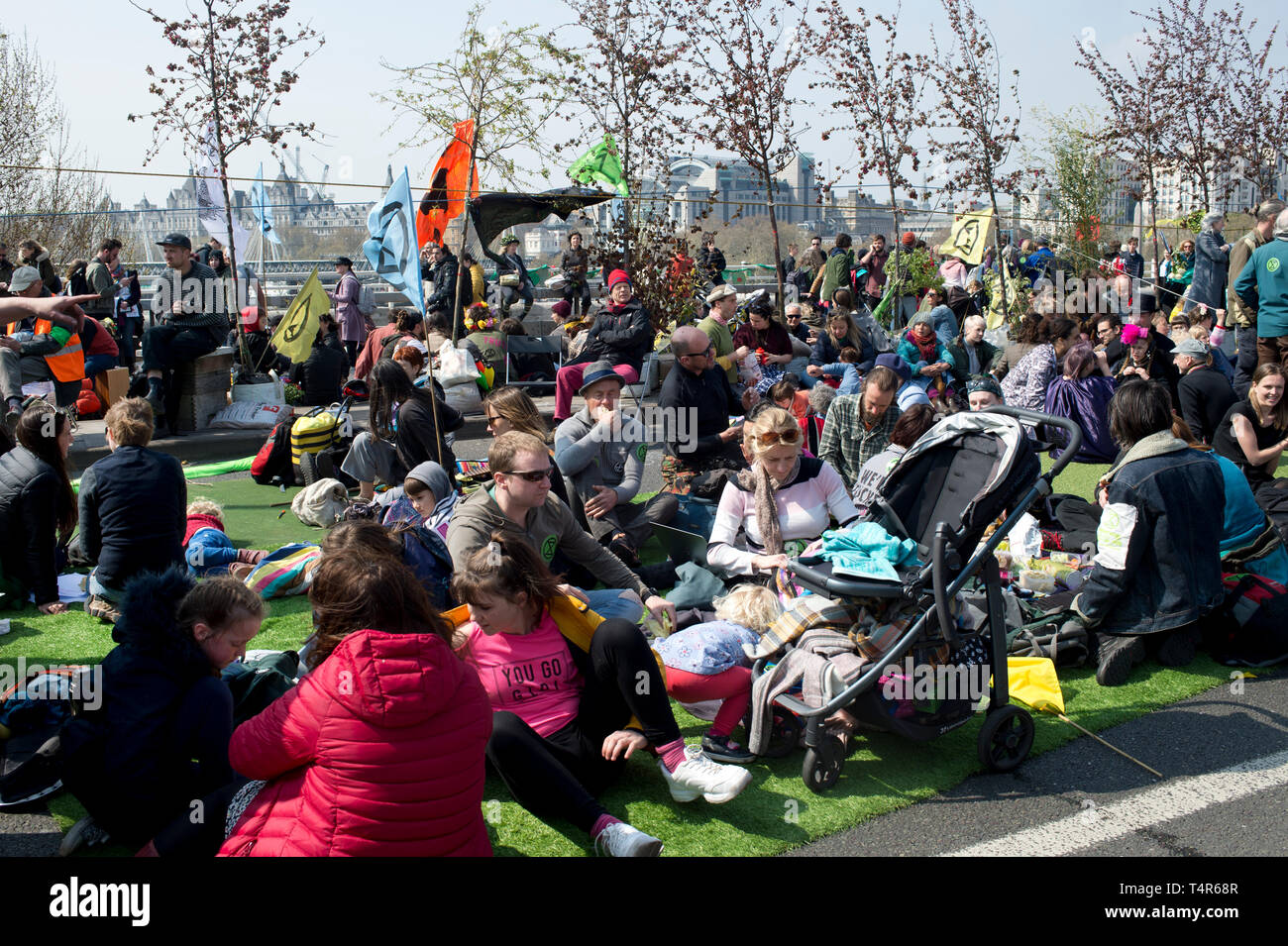 Londra 15 Aprile 2019. Estinzione della ribellione protesta alla domanda di azione sul cambiamento climatico. Waterloo Bridge; giardino. Foto Stock