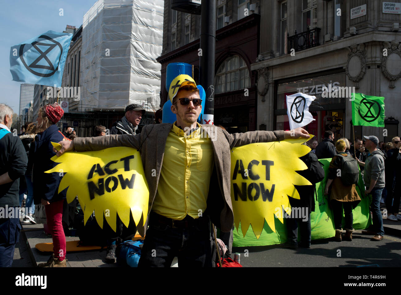 Londra 15 Aprile 2019. Estinzione della ribellione protesta alla domanda di azione sul cambiamento climatico. Oxford Circus. Un manifestante con giallo canarino ali dicendo "un Foto Stock
