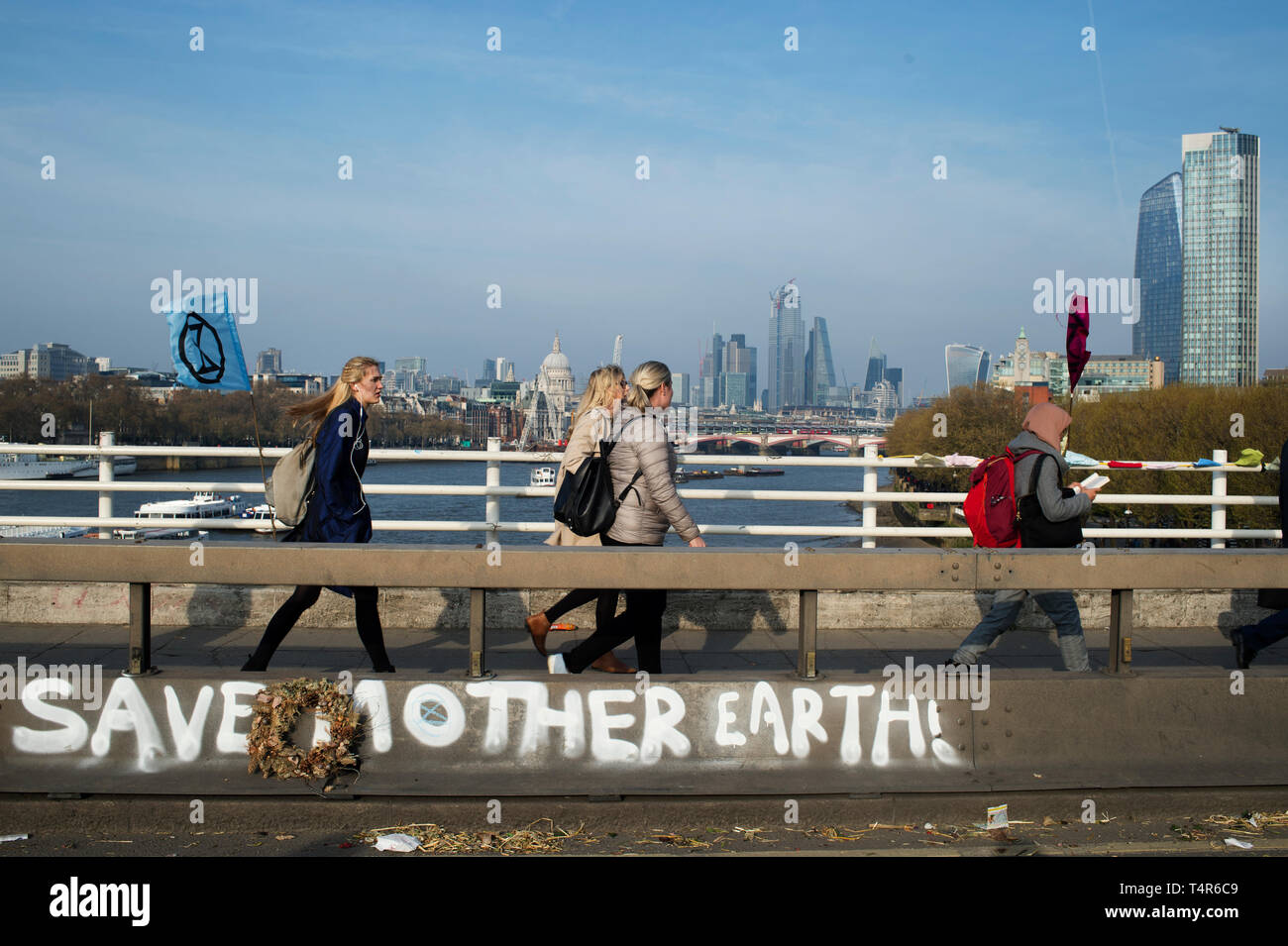 Londra 15 Aprile 2019. Estinzione della ribellione protesta alla domanda di azione sul cambiamento climatico. Waterloo Bridge con slogan dicendo salvare la madre terra' e vie Foto Stock