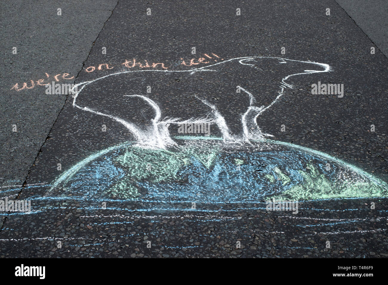 Estinzione della ribellione di protesta, Londra. La piazza del Parlamento. Chalk disegno di un orso polare con le parole "Noi siamo sul ghiaccio sottile". Foto Stock