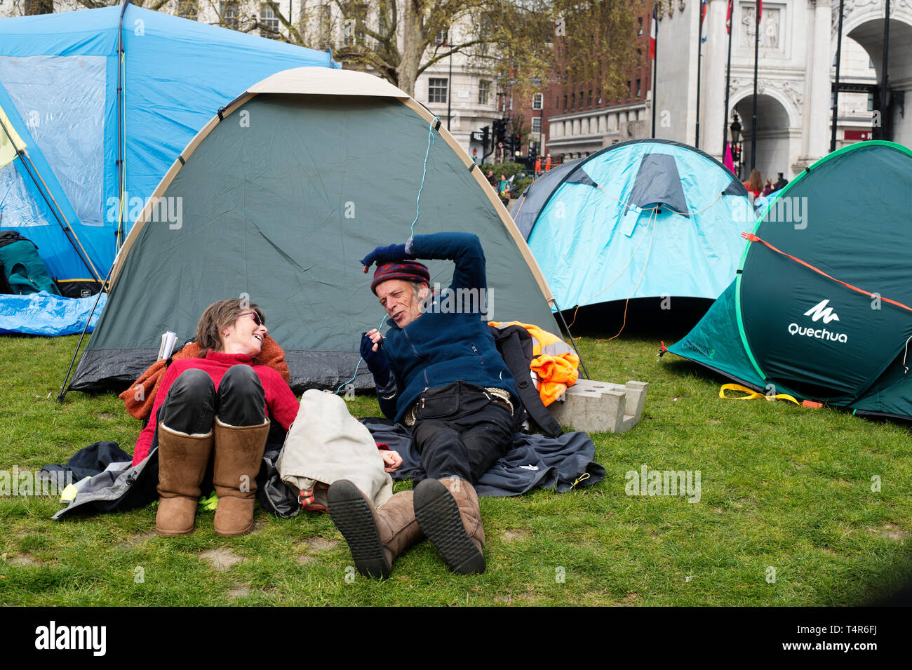 16 Aprile 2019.estinzione della ribellione di protesta, Londra. Marble Arch. Un paio di rilassarsi di fronte a loro tenda. Foto Stock