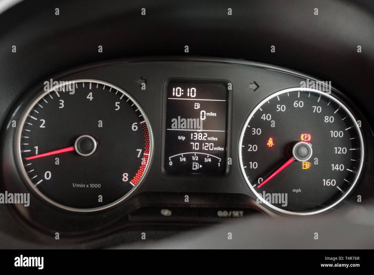 La guida sul serbatoio carburante vuoto - indicatore del livello del combustibile che mostra 0 miglia a vuoto Foto Stock