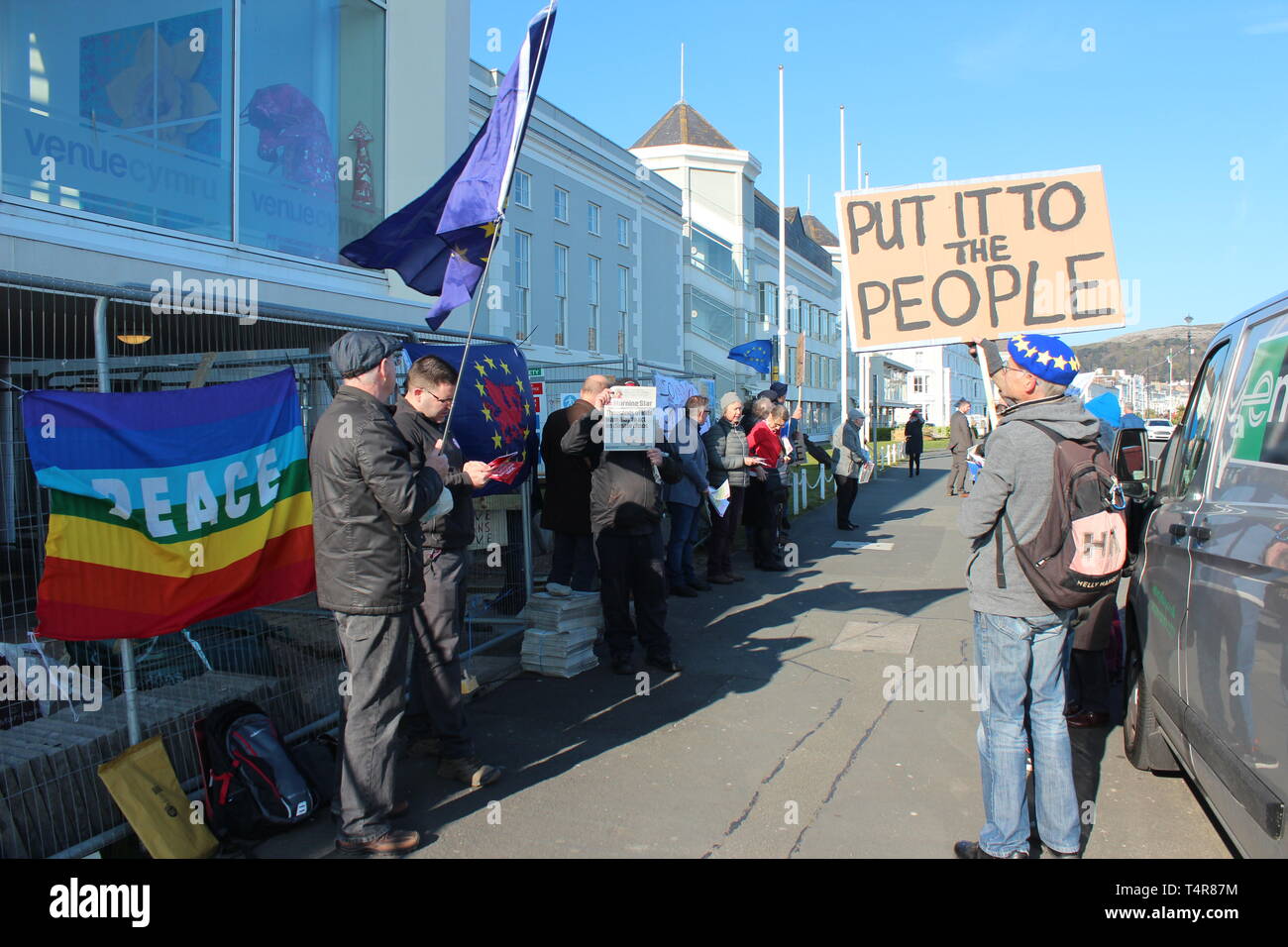 Le proteste al di fuori del Welsh labour party conference in Llandudno Galles Foto Stock