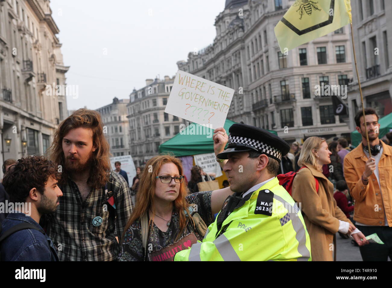 I manifestanti dal cambiamento climatico gruppo, estinzione della ribellione protestare contro il cambiamento climatico a Londra Waterloo Bridge e a Oxford Street. Deve cred Foto Stock