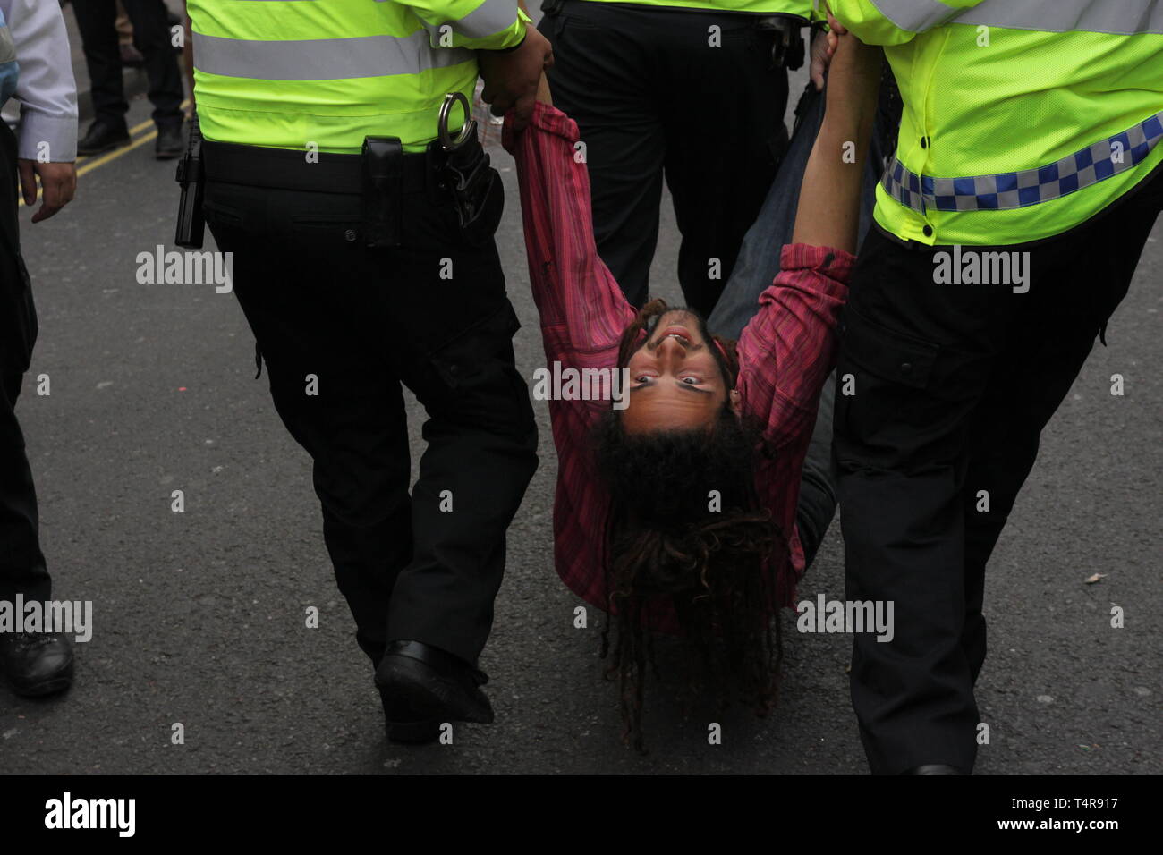 I manifestanti dal cambiamento climatico gruppo, estinzione della ribellione protestare contro il cambiamento climatico a Londra Waterloo Bridge e a Oxford Street. Deve cred Foto Stock