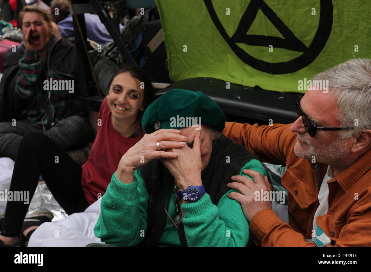 I manifestanti dal cambiamento climatico gruppo, estinzione della ribellione protestare contro il cambiamento climatico a Londra Waterloo Bridge e a Oxford Street. Deve cred Foto Stock