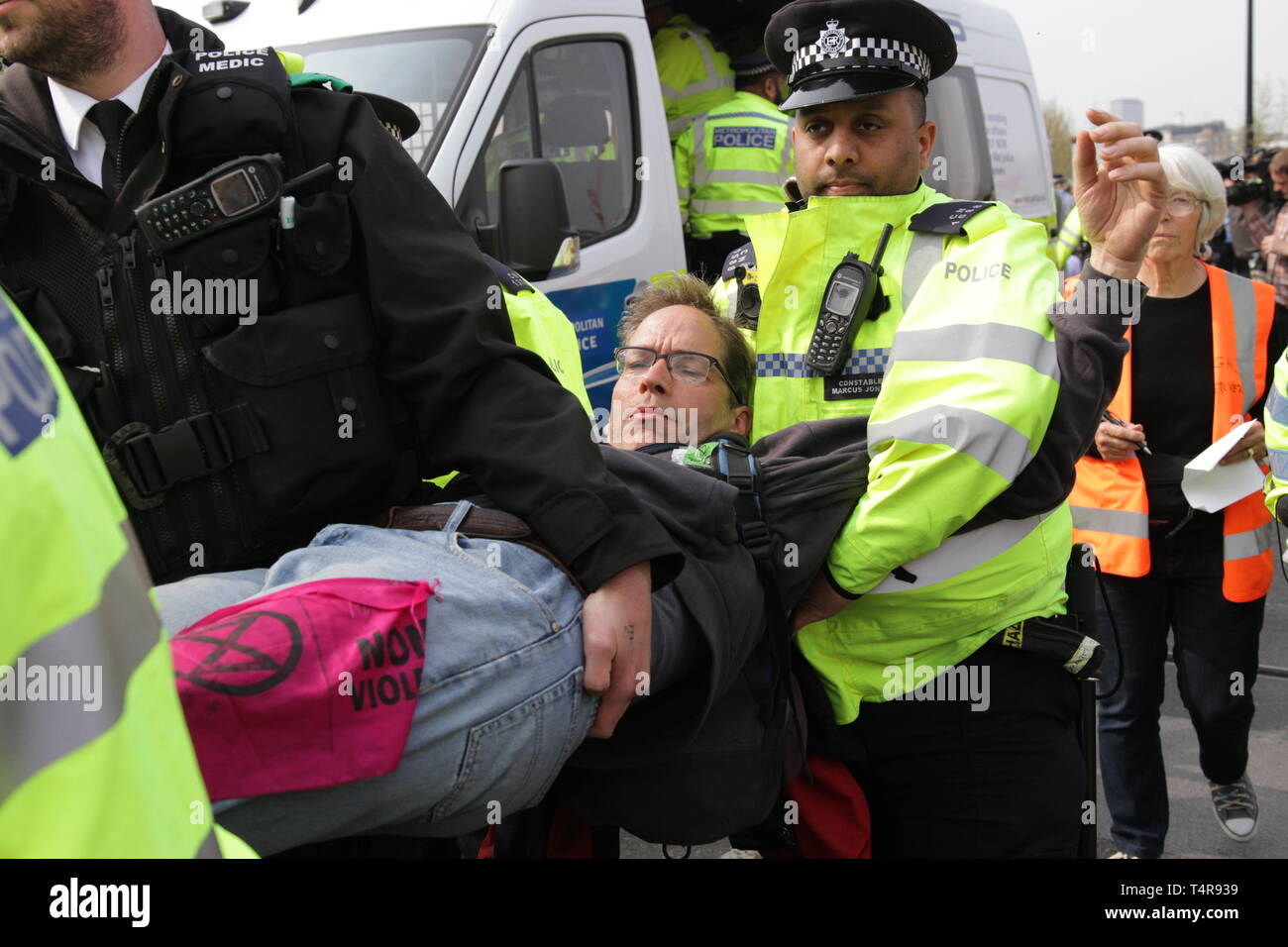I manifestanti dal cambiamento climatico gruppo, estinzione della ribellione protestare contro il cambiamento climatico a Londra Waterloo Bridge e a Oxford Street. Deve cred Foto Stock