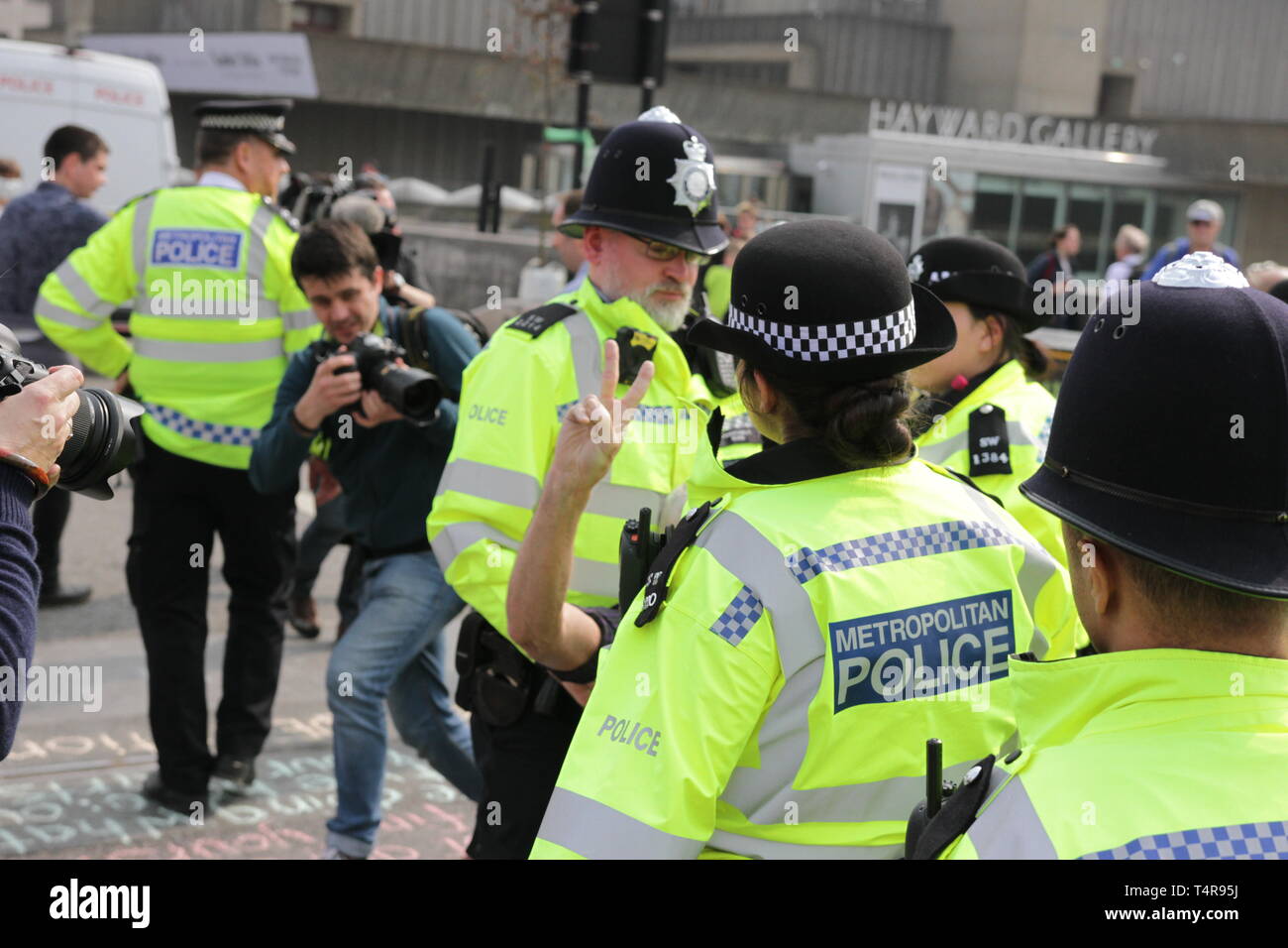 I manifestanti dal cambiamento climatico gruppo, estinzione della ribellione protestare contro il cambiamento climatico a Londra Waterloo Bridge e a Oxford Street. Deve cred Foto Stock