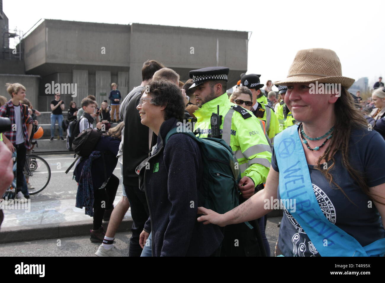 I manifestanti dal cambiamento climatico gruppo, estinzione della ribellione protestare contro il cambiamento climatico a Londra Waterloo Bridge e a Oxford Street. Deve cred Foto Stock