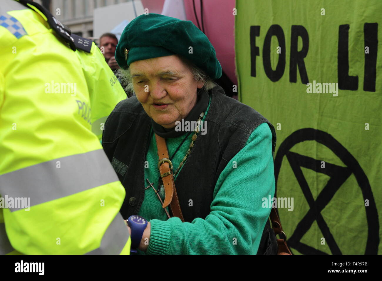 I manifestanti dal cambiamento climatico gruppo, estinzione della ribellione protestare contro il cambiamento climatico a Londra Waterloo Bridge e a Oxford Street. Deve cred Foto Stock