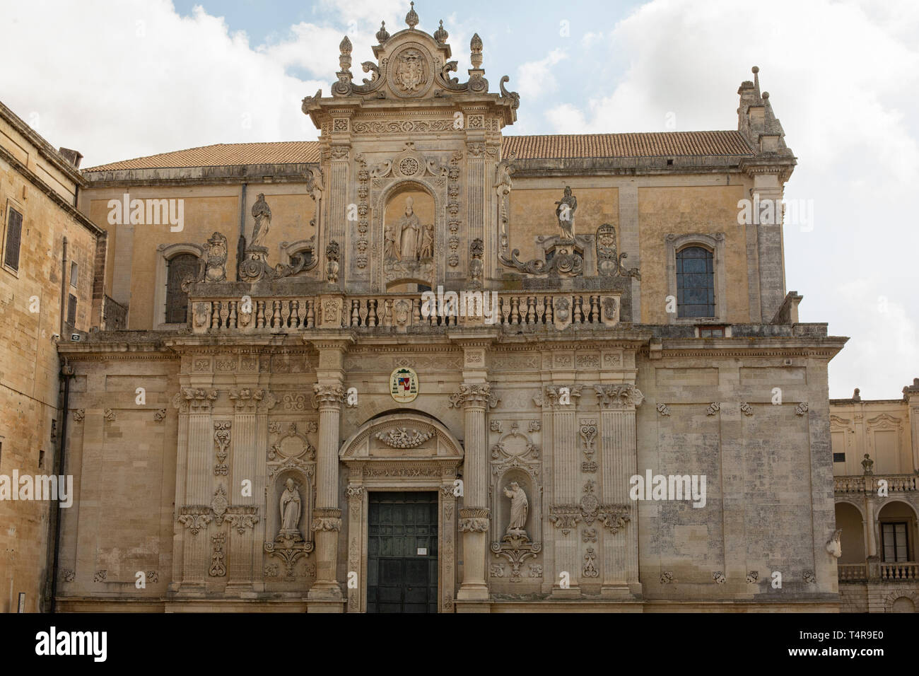 Vista del Duomo barocco di Lecce dedicata all'Assunzione della Vergine Maria in Lecce, Puglia, Italia Foto Stock