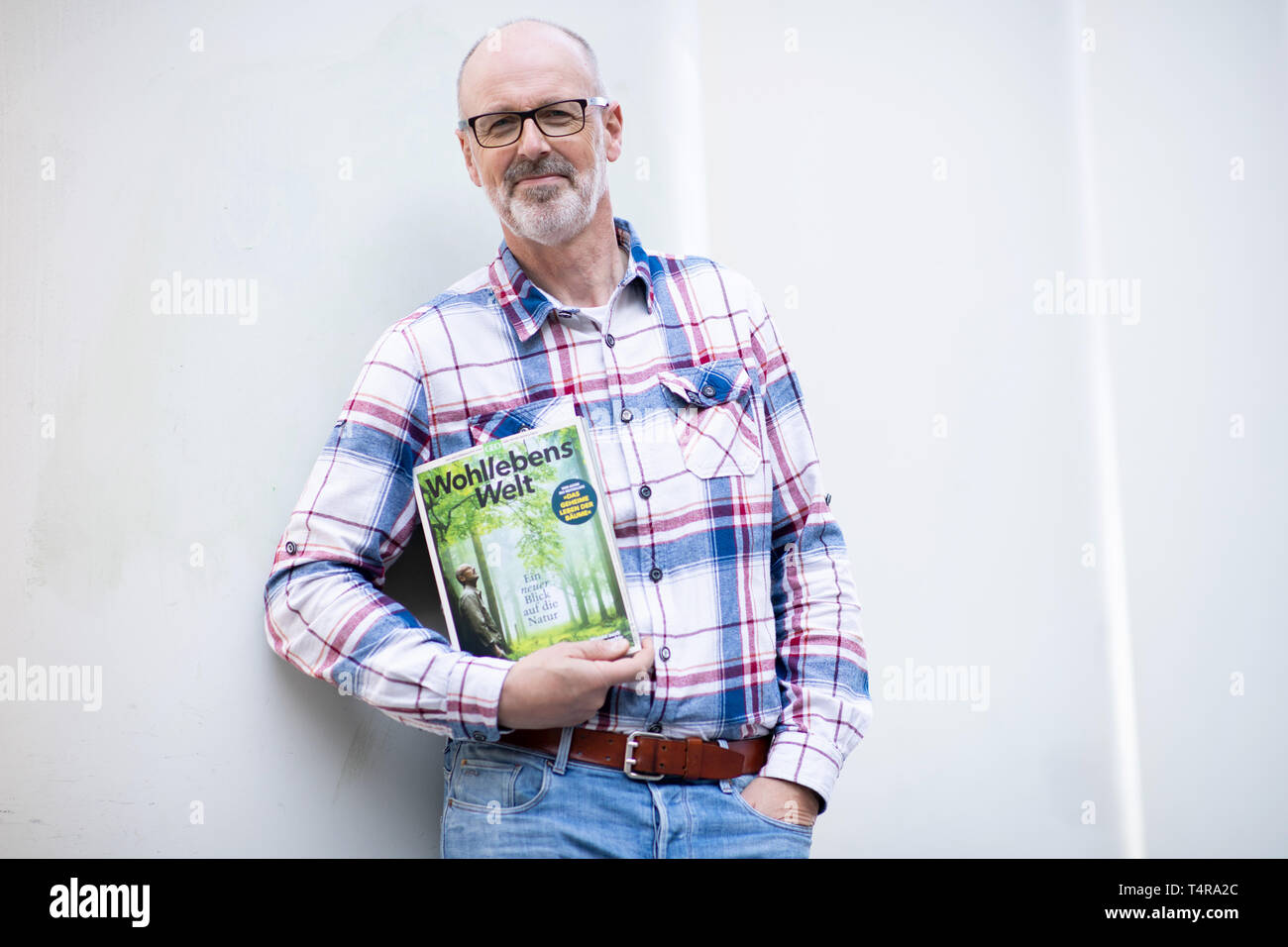 Amburgo, Germania. Xvii Apr, 2019. Peter Wohlleben, forester e best-seller autore, tiene la sua nuova rivista dopo una conferenza stampa. Wohlleben ha pubblicato un nuovo numero della rivista Nature insieme con 'Geo'. "Wohllebens Welt" vuole invitare quattro volte in un anno per un tour guidato attraverso la natura. Il magazine è pubblicato da Hamburg casa editrice Gruner Jahr. Credito: Christian Charisius/dpa/Alamy Live News Foto Stock