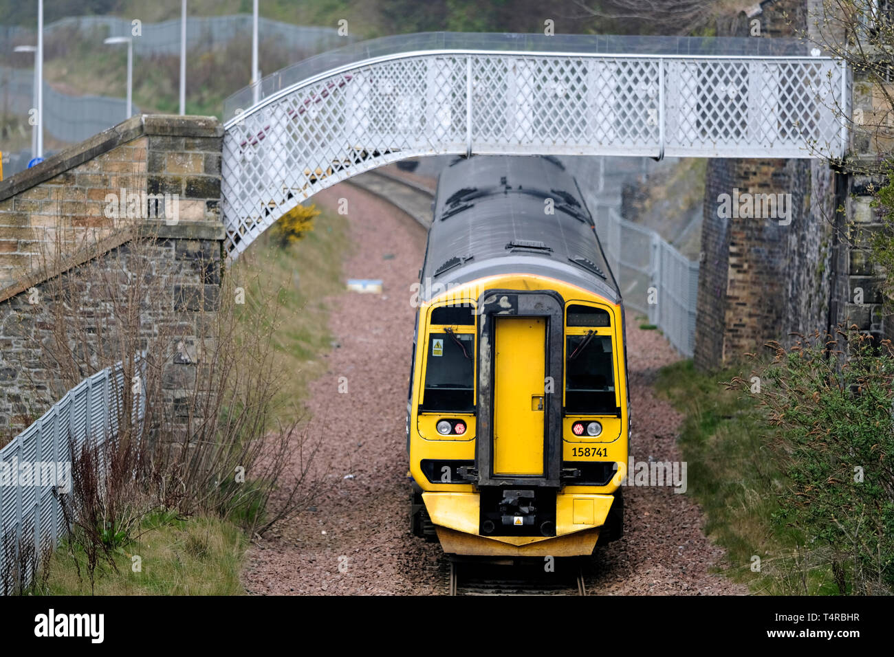 18.04.2019. Ladhope Vale, GALASHIELS, Regno Unito. Treni sulla rotaia confini Didascalia: Il 09:58 treno parte Galashiels per Edinburgh Waverley, con due carrelli, questi ultimi giorni hanno visto molte cancellazioni sul percorso, ma le recenti assicurazioni promessa il miglioramento del servizio per i clienti. Visto qui è una classe 158/0 (158741) British Rail Class 158 Express Sprinter è un diesel multiple-Unit (DMU) treno, costruita per British Rail tra il 1989 e il 1992 da BREL a sua Derby opere. (Foto: Rob grigio ) Foto Stock