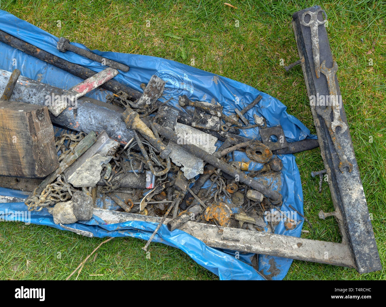 Wandlitz, Germania. Decimo Apr, 2019. Rottami e rifiuti che precedentemente era stato preso dal Wandlitzsee da subacquei professionisti, si trova sulla riva del lido. La stagione balneare di Lido al Wandlitzsee inizia più tardi quest'anno. (A 'Strandbad Wandlitz pospone inizio stagione dovuta alla ricerca di munizioni') Credito: Patrick Pleul/ZB/dpa/Alamy Live News Foto Stock