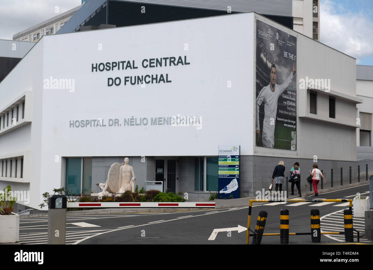 18 aprile 2019, Portogallo, Funchal (Madeira): potete vedere l'Ospedale Centrale di do Funchal. Qui le vittime di incidenti a del bus incidente sono stati portati in, in cui 29 persone sono morte al portoghese isola atlantica di Madera. In base alle precedenti conclusioni, probabilmente ci sono molti turisti tedeschi tra le vittime. Foto: Andriy Petryna/dpa Foto Stock