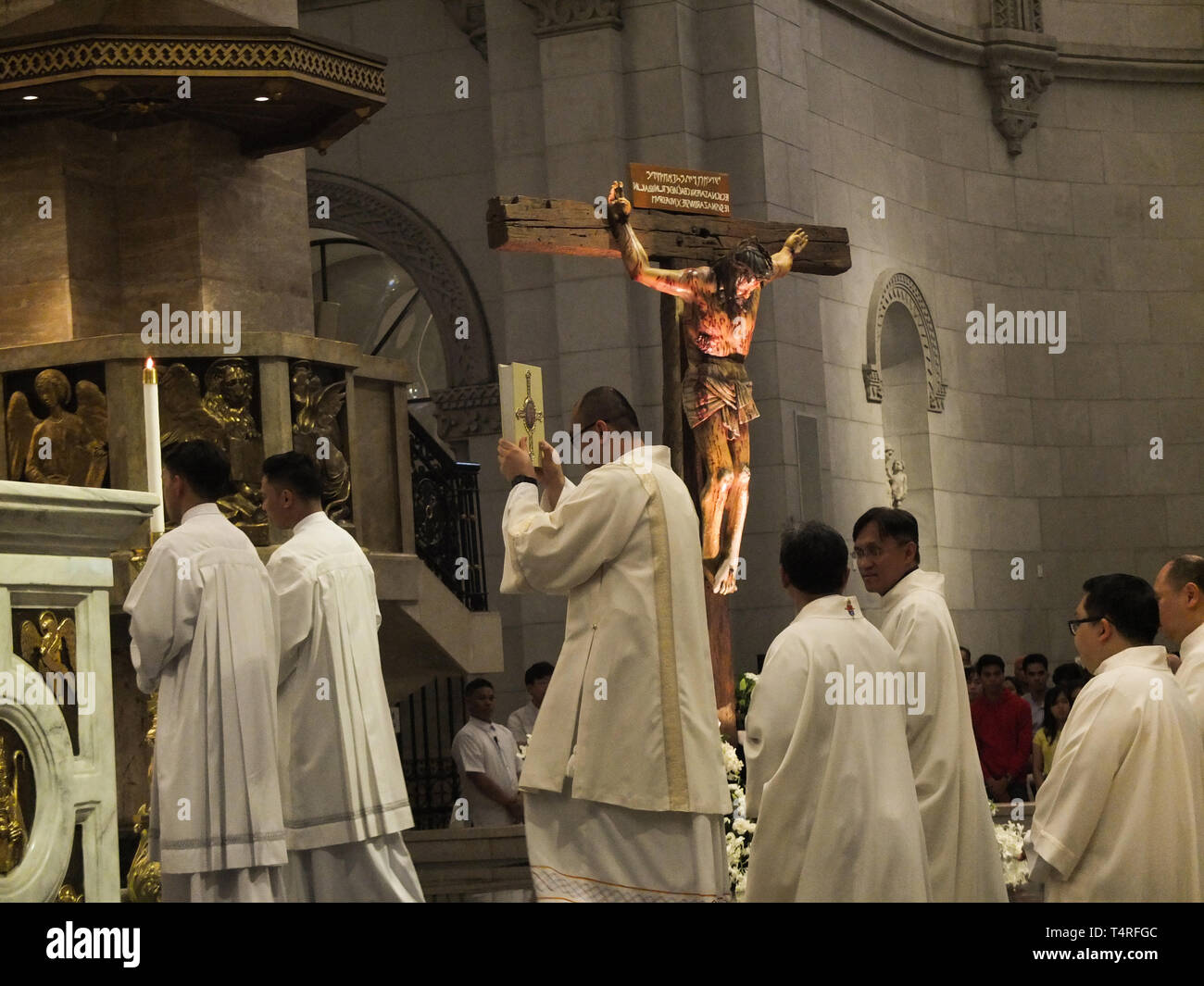 Manila, Filippine. 4 gennaio, 2012. Cattedrale di Manila il Cavalieri dell altare visto tenendo la Sacra Bibbia durante la processione.lavanda dei piedi è un diritto religioso osservato dai cattolici, è una forma di comandamento di Gesù Cristo che dobbiamo imitare il suo amorevole umiltà mentre l Arcivescovo di Manila Luis Antonio Tagle Cardinale lava i piedi dei dodici giovani durante il Giovedì santo servizio religioso presso la Cattedrale di Manila a Manila. Credito: Josefiel Rivera SOPA/images/ZUMA filo/Alamy Live News Foto Stock