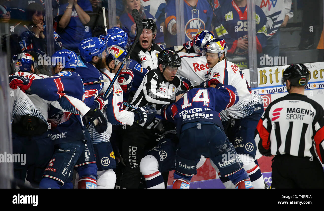 Mannheim, Germania. Xviii Apr, 2019. Hockey su ghiaccio: DEL, Adler Mannheim - Unità di comando EHC Monaco di Baviera, round del campionato, Finale 1° giornata, Yannic Seidenberg (36, EHC RB di Monaco di Baviera) entra in una lotta con Markus Eisenschmid (16, Adler Mannheim). Credito: Michael Deines/dpa/Alamy Live News Foto Stock