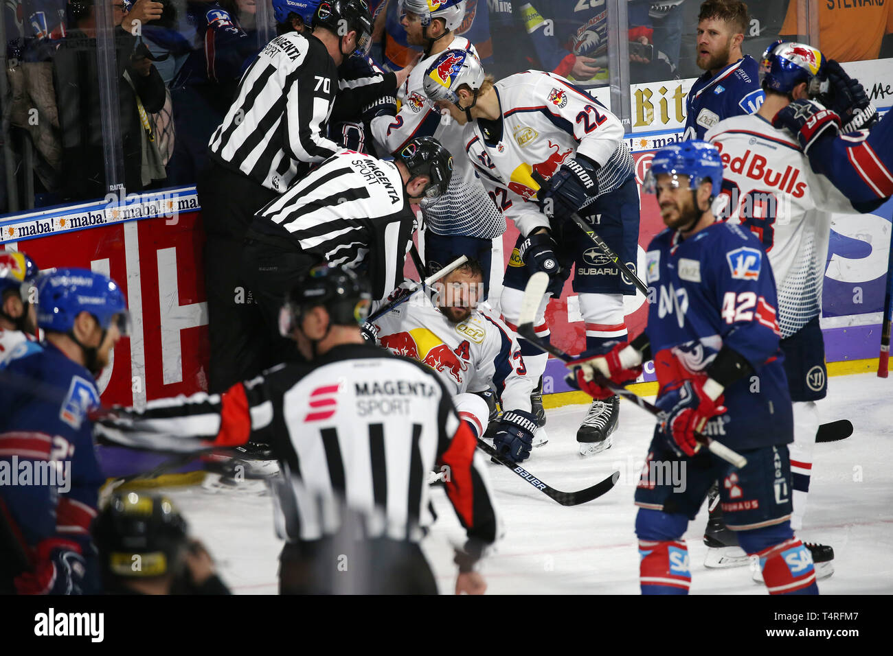 Mannheim, Germania. Xviii Apr, 2019. Hockey su ghiaccio: DEL, Adler Mannheim - Unità di comando EHC Monaco di Baviera, round del campionato, Finale 1° giornata, Yannic Seidenberg (36, EHC RB di Monaco di Baviera) entra in una lotta con Markus Eisenschmid (16, Adler Mannheim). Credito: Michael Deines/dpa/Alamy Live News Foto Stock