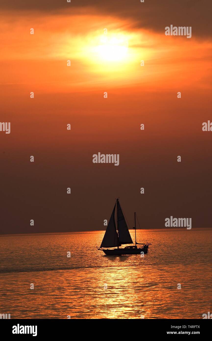Aberystwyth Ceredigion Wales UK, Maundy giovedì 18 aprile 2019. Uno yacht vele serenamente su Cardigan Bay al tramonto su un gloriosamente calde e soleggiate Maundy giovedì sera a Aberystwyth Wales, come paese in testa le vacanze di Pasqua Photo credit: Keith Morris/Alamy Live News Foto Stock