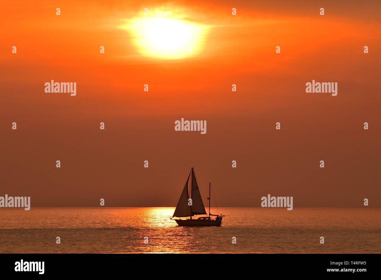 Aberystwyth Ceredigion Wales UK, Maundy giovedì 18 aprile 2019. Uno yacht vele serenamente su Cardigan Bay al tramonto su un gloriosamente calde e soleggiate Maundy giovedì sera a Aberystwyth Wales, come paese in testa le vacanze di Pasqua Photo credit: Keith Morris/Alamy Live News Foto Stock