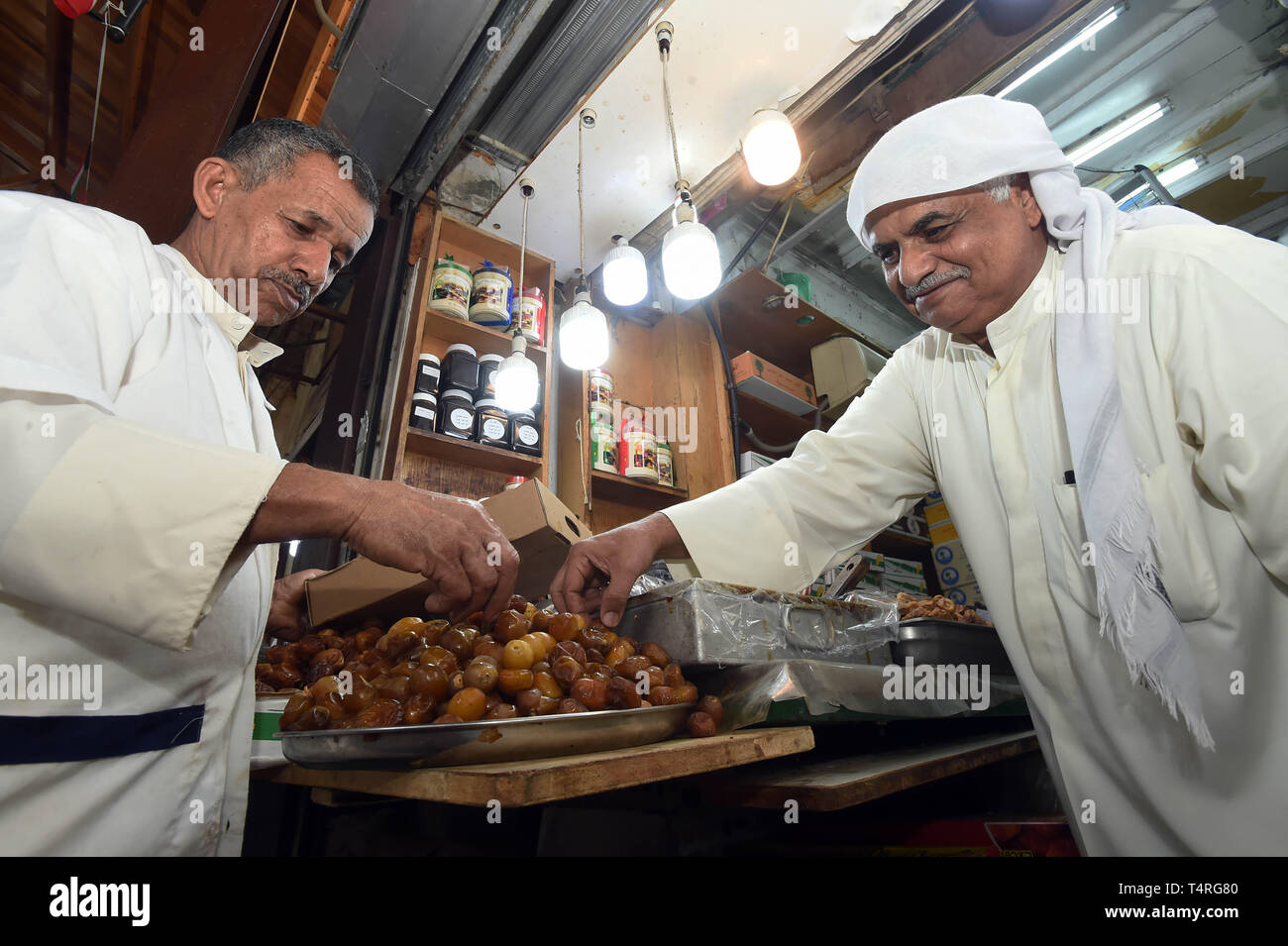 (190418) -- Kuwait City, 18 aprile 2019 (Xinhua) -- un residente locale gusti date al mercato Al-Mubarakiya in Kuwait City, Kuwait, il 18 aprile 2019. Al-Mubarakiya è un mercato tradizionale a Kuwait City. Come uno dei più antichi mercati in Kuwait, è stato intorno per almeno 200 anni. Il mercato offre una varietà di negozi come date, miele, spezie dolci, frutta e verdure carne e pesce, nonché di monili in oro e in argento. (Xinhua/Asad) Foto Stock