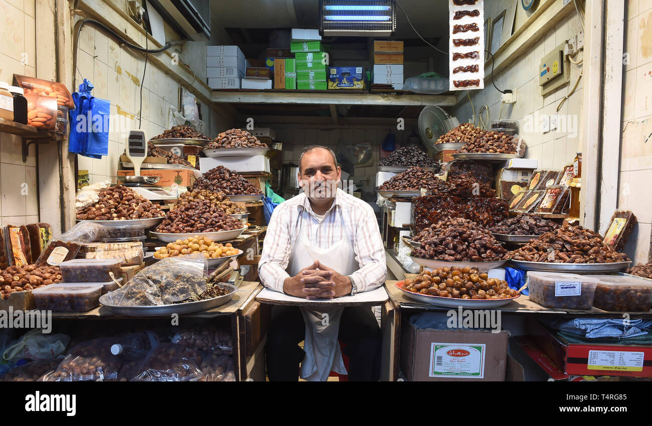 (190418) -- Kuwait City, 18 aprile 2019 (Xinhua) -- un venditore attende per i clienti del mercato Al-Mubarakiya in Kuwait City, Kuwait, il 18 aprile 2019. Al-Mubarakiya è un mercato tradizionale a Kuwait City. Come uno dei più antichi mercati in Kuwait, è stato intorno per almeno 200 anni. Il mercato offre una varietà di negozi come date, miele, spezie dolci, frutta e verdure carne e pesce, nonché di monili in oro e in argento. (Xinhua/Asad) Foto Stock