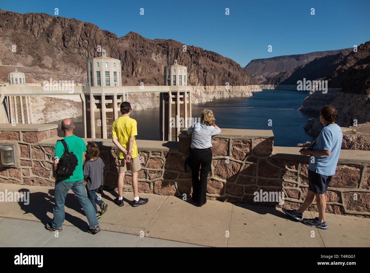 La città di Boulder, Nevada, Stati Uniti d'America. 23 Ott, 2015. I turisti visualizzare le acque basse del Lago Mead visto dalla Diga di Hoover. Anni di implacabile siccità sono tirare un grande serbatoio di acqua tra il Nevada e Arizona. Il lago Mead del livello di acqua è scesa da circa 120 piedi (37 metri), da dove l'acqua ha raggiunto i 15 anni fa, il 6 luglio 2000. Il lago Mead non è estraneo alla siccità. Il lago artificiale hit inferiore a quello medio dei livelli di acqua nella metà degli anni cinquanta e la metà degli anni sessanta e la deplezione di corrente è parte di una decennale tendenza. Il lago Mead corrente di basso livello non è stato registrato dal 1930, quando il lago Foto Stock