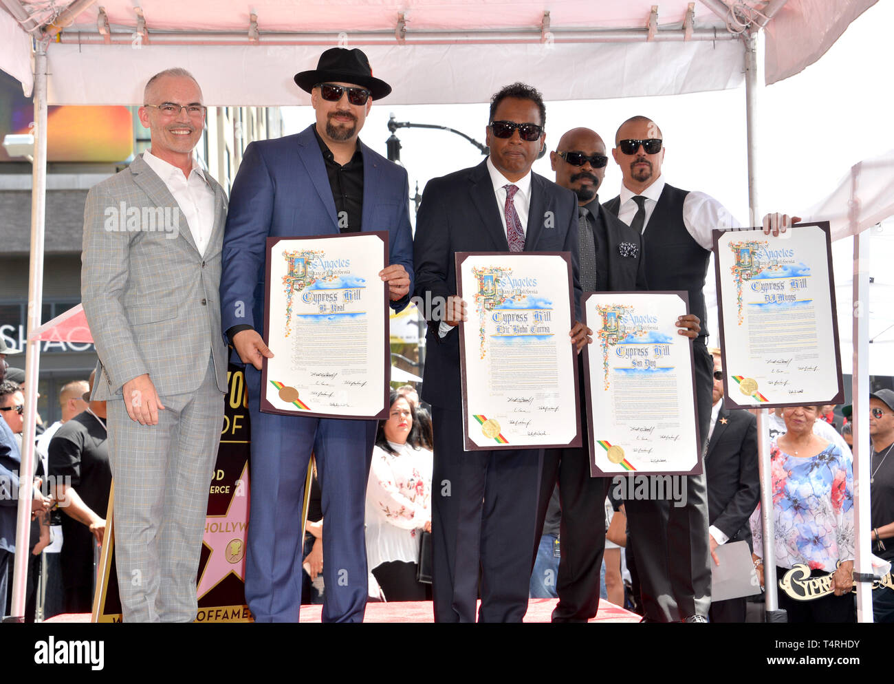 Los Angeles, California, USA. Xviii Apr, 2019. Cypress Hill, b reale, Eric Bobo Correa, Sen Dog, DJ Muggs & Mitch O'Farrell all'Hollywood Walk of Fame Star Cerimonia in onore di hip-hop gruppo Cypress Hill. Foto: Paul Smith/Featureflash Credito: Paul Smith/Alamy Live News Foto Stock