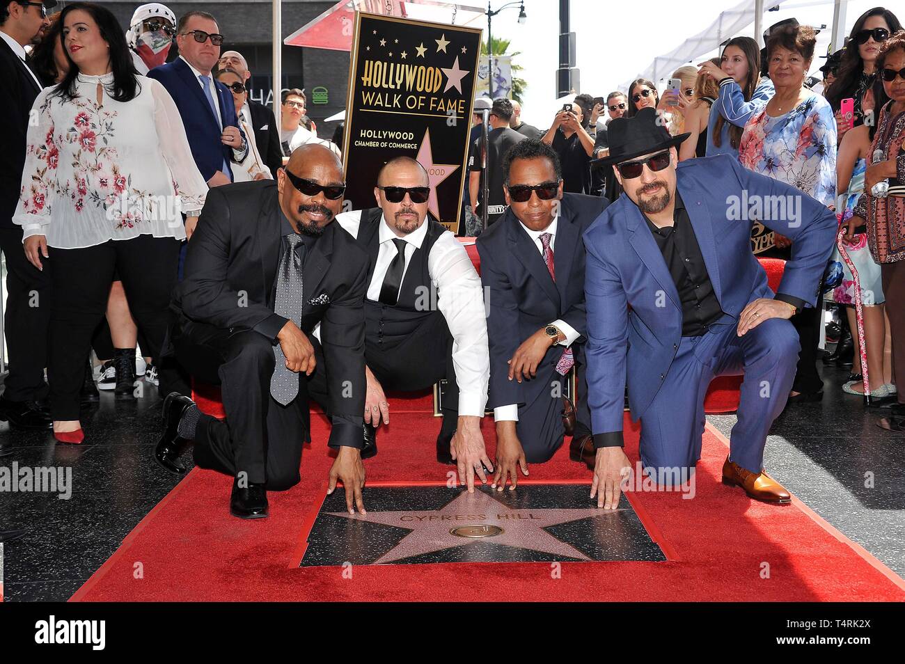 Los Angeles, CA, Stati Uniti d'America. Xviii Apr, 2019. Sen Dog, DJ Muggs, Eric Bobo Correa, b reale alla cerimonia di induzione per la stella sulla Hollywood Walk of Fame per Cypress Hill, Hollywood Boulevard, Los Angeles, CA, 18 aprile 2019. Credito: Michael Germana/Everett raccolta/Alamy Live News Foto Stock