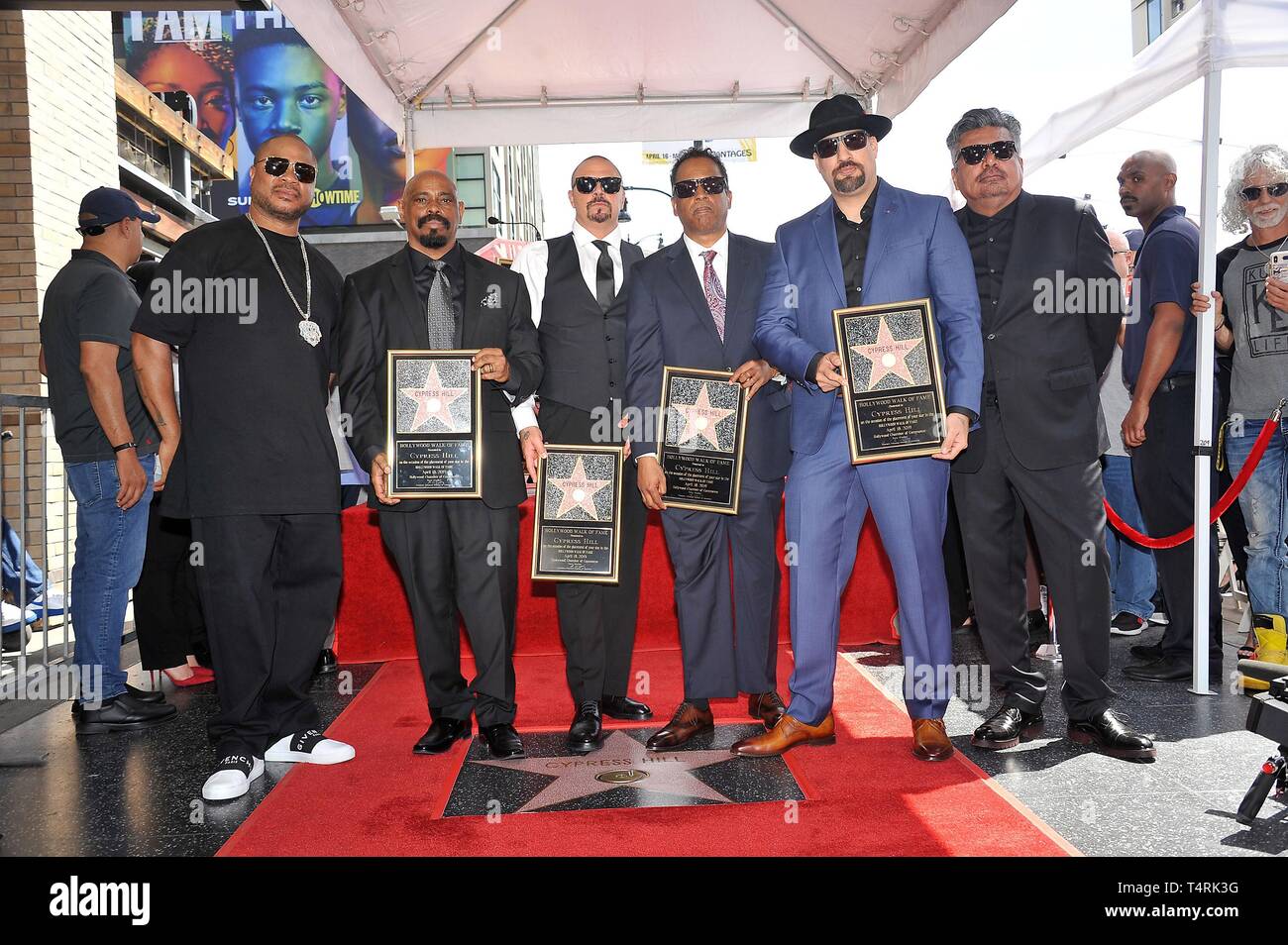 Los Angeles, CA, Stati Uniti d'America. Xviii Apr, 2019. Xzibit, Sen Dog, DJ Muggs, Eric Bobo Correa, b reale, George Lopez alla cerimonia di induzione per la stella sulla Hollywood Walk of Fame per Cypress Hill, Hollywood Boulevard, Los Angeles, CA, 18 aprile 2019. Credito: Michael Germana/Everett raccolta/Alamy Live News Foto Stock