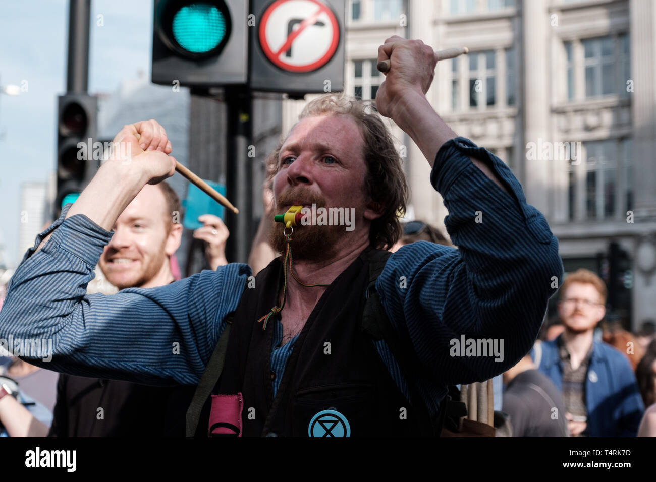 Un manifestante visto fischio durante la ribellione di estinzione sciopero a Londra. Estinzione della ribellione hanno bloccato cinque centrali di Londra per il quarto giorno di protesta contro il governo inazione sul cambiamento climatico. Foto Stock