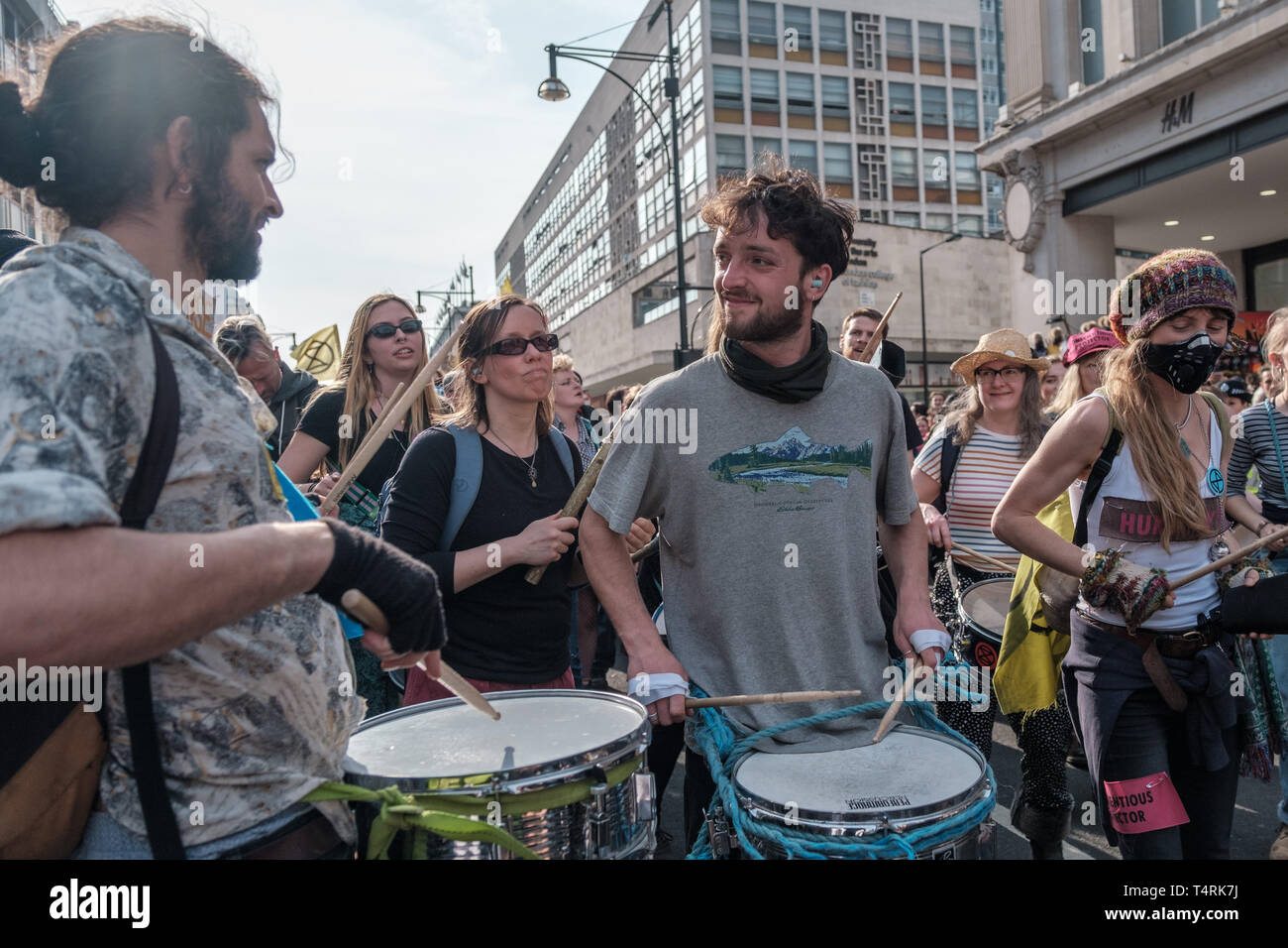 I manifestanti di riproduzione di musica durante la ribellione di estinzione sciopero a Londra. Estinzione della ribellione hanno bloccato cinque centrali di Londra per il quarto giorno di protesta contro il governo inazione sul cambiamento climatico. Foto Stock