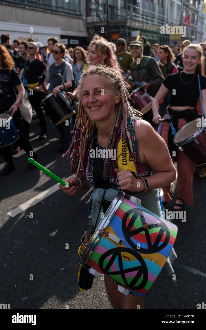 I manifestanti di riproduzione di musica durante la ribellione di estinzione sciopero a Londra. Estinzione della ribellione hanno bloccato cinque centrali di Londra per il quarto giorno di protesta contro il governo inazione sul cambiamento climatico. Foto Stock