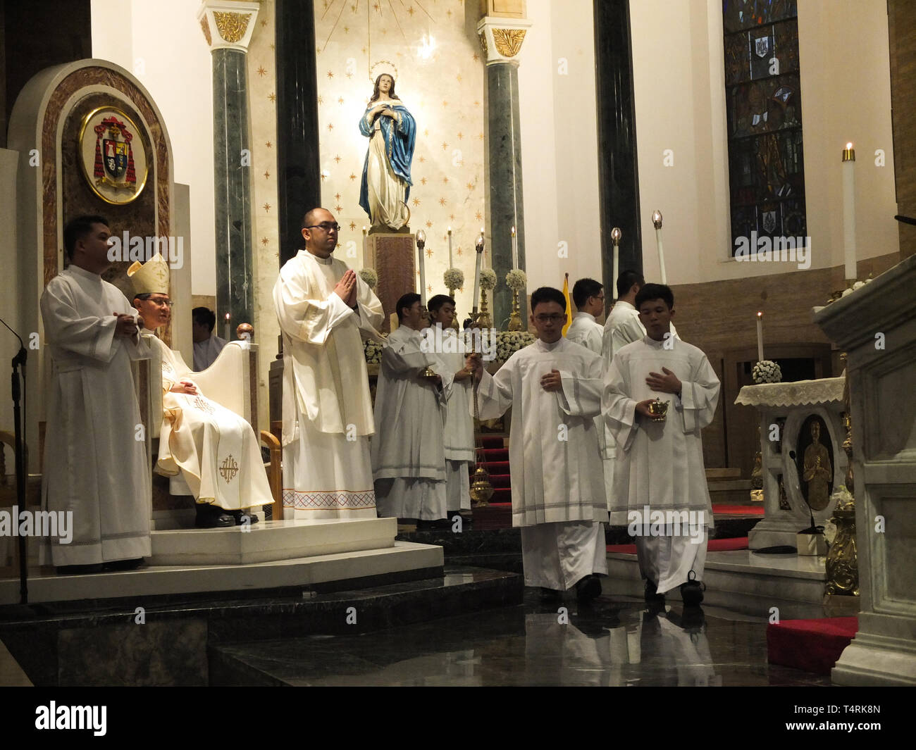 Cattedrale di Manila's Chierichetti sono visto la preparazione durante la processione. Il lavaggio dei piedi è un diritto religioso osservato dai cattolici, è una forma di comandamento di Gesù Cristo che dobbiamo imitare il suo amorevole umiltà mentre l Arcivescovo di Manila Luis Antonio Tagle Cardinale lava i piedi dei dodici giovani durante il Giovedì santo servizio religioso presso la Cattedrale di Manila a Manila. Foto Stock