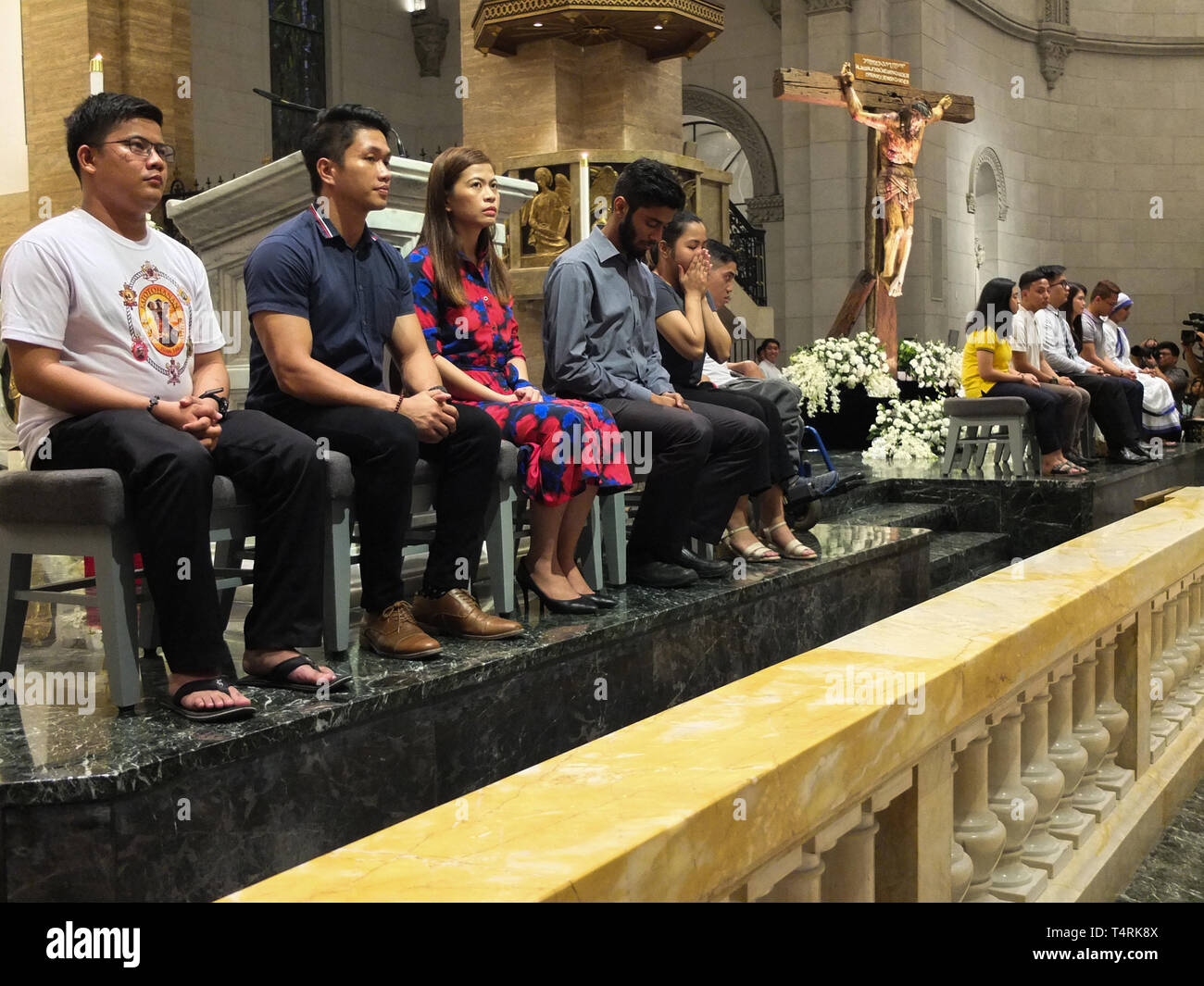 I dodici giovani i cui piedi sarà lavato da Manila Archbishopp Luis Antonio Tagle Cardinale sono visti durante la processione. Il lavaggio dei piedi è un diritto religioso osservato dai cattolici, è una forma di comandamento di Gesù Cristo che dobbiamo imitare il suo amorevole umiltà mentre l Arcivescovo di Manila Luis Antonio Tagle Cardinale lava i piedi dei dodici giovani durante il Giovedì santo servizio religioso presso la Cattedrale di Manila a Manila. Foto Stock I dodici giovani i cui piedi sarà lavato da Manila Archbishopp Luis Antonio Tagle Cardinale sono visti durante la processione. Il lavaggio dei piedi è un diritto religioso osservato dai cattolici, è una forma di comandamento di Gesù Cristo che dobbiamo imitare il suo amorevole umiltà mentre l Arcivescovo di Manila Luis Antonio Tagle Cardinale lava i piedi dei dodici giovani durante il Giovedì santo servizio religioso presso la Cattedrale di Manila a Manila. Foto Stock