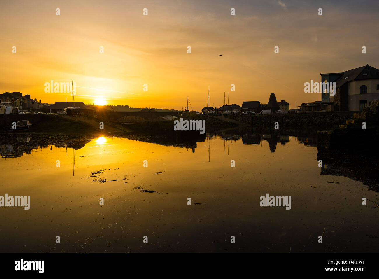 Aberystwyth Wales UK, Venerdì Santo, 19 aprile 2019 UK Meteo: Alba si rompe sul porto e marina in Aberystwyth sulla West Wales coast all'inizio di quello che promette di essere un glorioso Venerdì Santo, come il paese attende le lunghe vacanze di Pasqua. Temperature in Aberystwyth sono attesi a picco in bassa 70's Fahrenheit oggi, rendendola più calda di molti luoghi in Europa continentale Credito Foto : Keith Morris / Alamy Live News Foto Stock