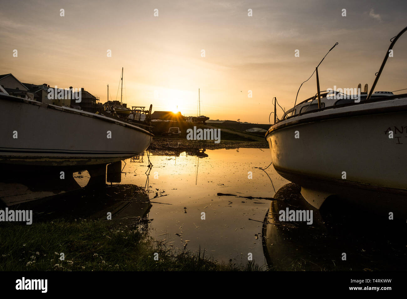 Aberystwyth Wales UK, Venerdì Santo, 19 aprile 2019 UK Meteo: Alba si rompe sul porto e marina in Aberystwyth sulla West Wales coast all'inizio di quello che promette di essere un glorioso Venerdì Santo, come il paese attende le lunghe vacanze di Pasqua. Temperature in Aberystwyth sono attesi a picco in bassa 70's Fahrenheit oggi, rendendola più calda di molti luoghi in Europa continentale Credito Foto : Keith Morris / Alamy Live News Foto Stock