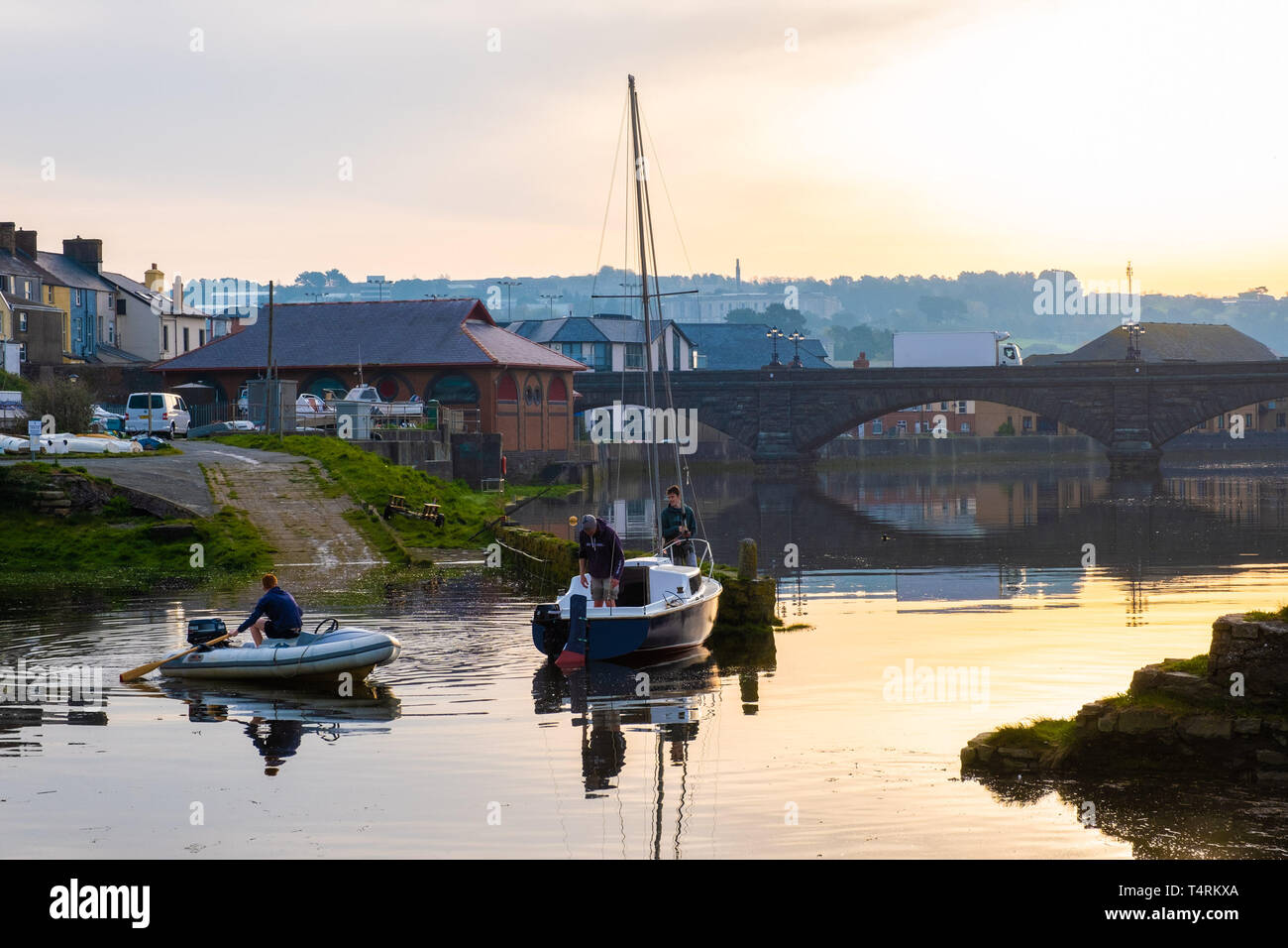 Aberystwyth Wales UK, Venerdì Santo, 19 aprile 2019 UK Meteo: Alba si rompe sul porto e marina in Aberystwyth sulla West Wales coast all'inizio di quello che promette di essere un glorioso Venerdì Santo, come il paese attende le lunghe vacanze di Pasqua. Temperature in Aberystwyth sono attesi a picco in bassa 70's Fahrenheit oggi, rendendola più calda di molti luoghi in Europa continentale Credito Foto : Keith Morris / Alamy Live News Foto Stock