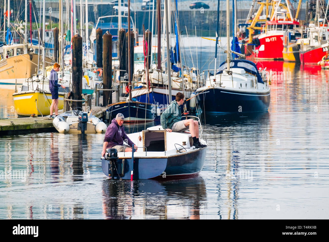 Aberystwyth Wales UK, Venerdì Santo, 19 aprile 2019 UK Meteo: Alba si rompe sul porto e marina in Aberystwyth sulla West Wales coast all'inizio di quello che promette di essere un glorioso Venerdì Santo, come il paese attende le lunghe vacanze di Pasqua. Temperature in Aberystwyth sono attesi a picco in bassa 70's Fahrenheit oggi, rendendola più calda di molti luoghi in Europa continentale Credito Foto : Keith Morris / Alamy Live News Foto Stock