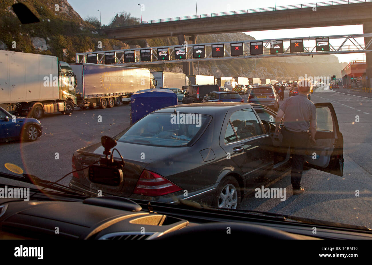 Dover, Regno Unito. Xix Apr, 2019. Pasqua venerdì getaway, pesante volume di traffico che passa attraverso il Dover a Calais, lunghe code al passaporto francese il controllo causando ritardi per i passeggeri che salgono al loro prenotato traghetto. La compagnia dei traghetti passeggeri richiedente consentire il doppio del normale tempo di completare tutti i controlli per il viaggio. Meteo soleggiato ma opaco con 11 gradi. Foto Stock