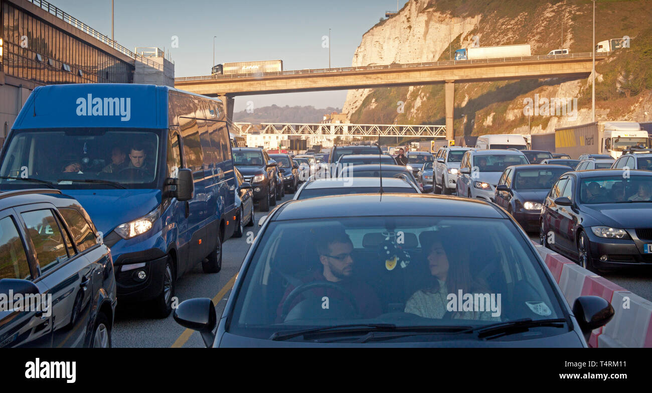 Dover, Regno Unito. Xix Apr, 2019. Pasqua venerdì getaway, pesante volume di traffico che passa attraverso il Dover a Calais, lunghe code al passaporto francese il controllo causando ritardi per i passeggeri che salgono al loro prenotato traghetto. La compagnia dei traghetti passeggeri richiedente consentire il doppio del normale tempo di completare tutti i controlli per il viaggio. Meteo soleggiato ma opaco con 11 gradi. Foto Stock
