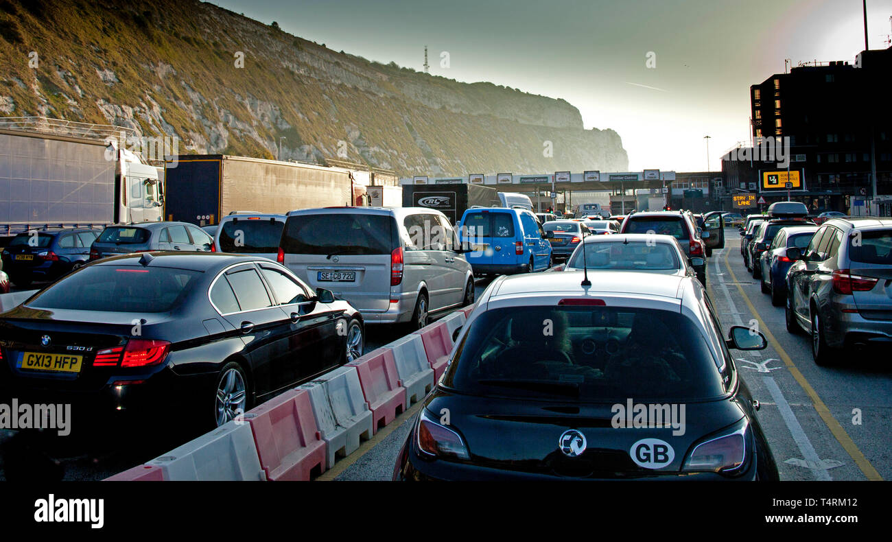 Dover, Regno Unito. Xix Apr, 2019. Pasqua venerdì getaway, pesante volume di traffico che passa attraverso il Dover a Calais, lunghe code al passaporto francese il controllo causando ritardi per i passeggeri che salgono al loro prenotato traghetto. La compagnia dei traghetti passeggeri richiedente consentire il doppio del normale tempo di completare tutti i controlli per il viaggio. Meteo soleggiato ma opaco con 11 gradi. Foto Stock