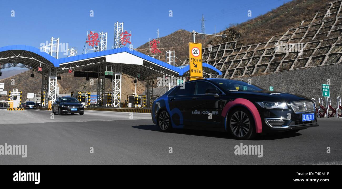 (190419) -- YANGQUAN, 19 aprile 2019 (Xinhua) -- una flotta di veicoli dotati di un Baidu Apollo autonomo sistema di pilotaggio, condurre test sulla sezione Yangquan di Wuyu expressway, del nord della Cina nella provincia dello Shanxi, 22 gennaio 2019. Yangquan è stata la trasformazione da un carbone-città dipendente per una città applicando nuove tecnologie di dati di grandi dimensioni e servizi di informazione per i vari aspetti della vita sociale e sviluppi. Da harboring Baidu di cloud computing center, per sfruttare i vantaggi di diverse applicazioni e piattaforme per raccogliere citizen riguarda, la fornitura di informazioni pubbliche, e monitorare la sicurezza di produzione, Foto Stock
