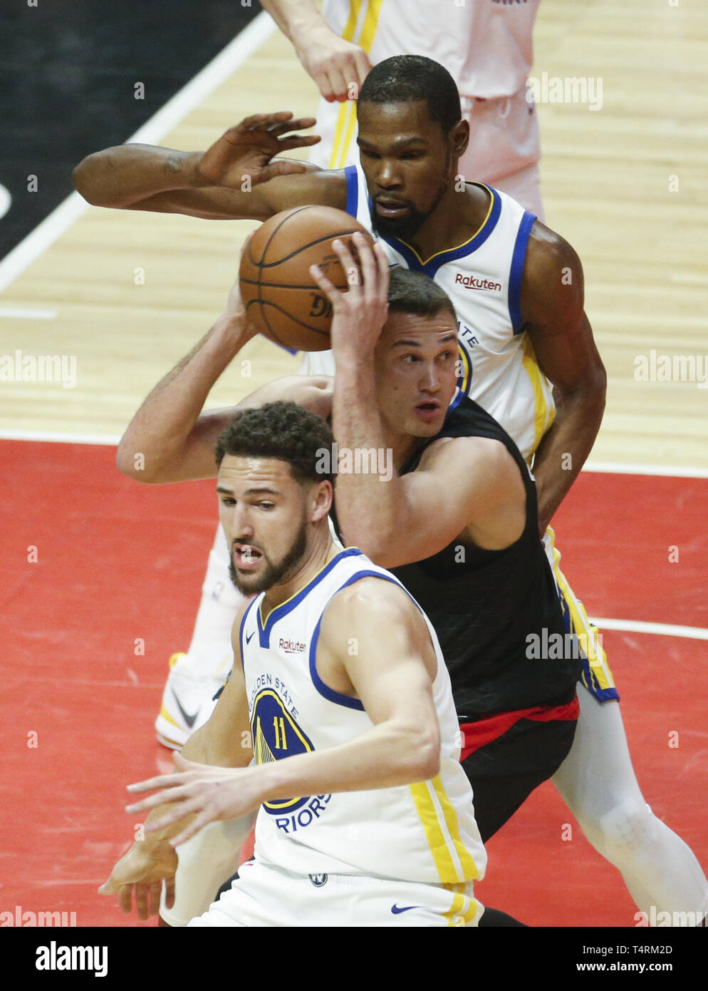 Los Angeles, California, USA. Xviii Apr, 2019. Los Angeles Clippers' Danilo Gallinari (8) è difeso da Golden State Warriors' Kevin Durant (35) durante un'NBA Basketball playoffs round di una partita tra Los Angeles Clippers e Golden State Warriors Giovedì, 18 aprile 2019, a Los Angeles. The Warriors ha vinto 132-105. Credito: Ringo Chiu/ZUMA filo/Alamy Live News Foto Stock