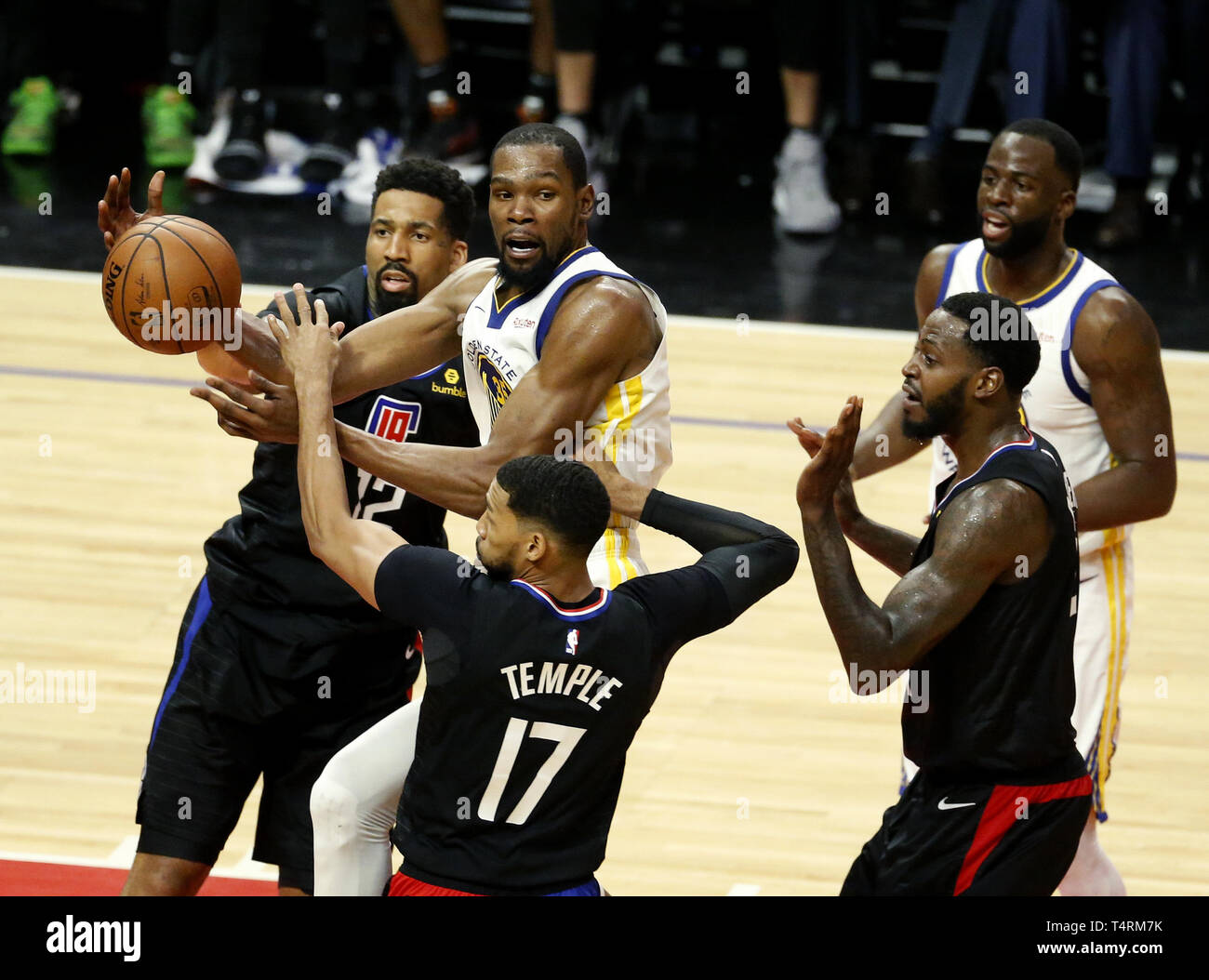 Los Angeles, California, USA. Xviii Apr, 2019. Golden State Warriors' Kevin Durant (35) cerca di passare la palla durante un'NBA Basketball playoffs round di una partita tra Los Angeles Clippers e Golden State Warriors Giovedì, 18 aprile 2019, a Los Angeles. The Warriors ha vinto 132-105. Credito: Ringo Chiu/ZUMA filo/Alamy Live News Foto Stock