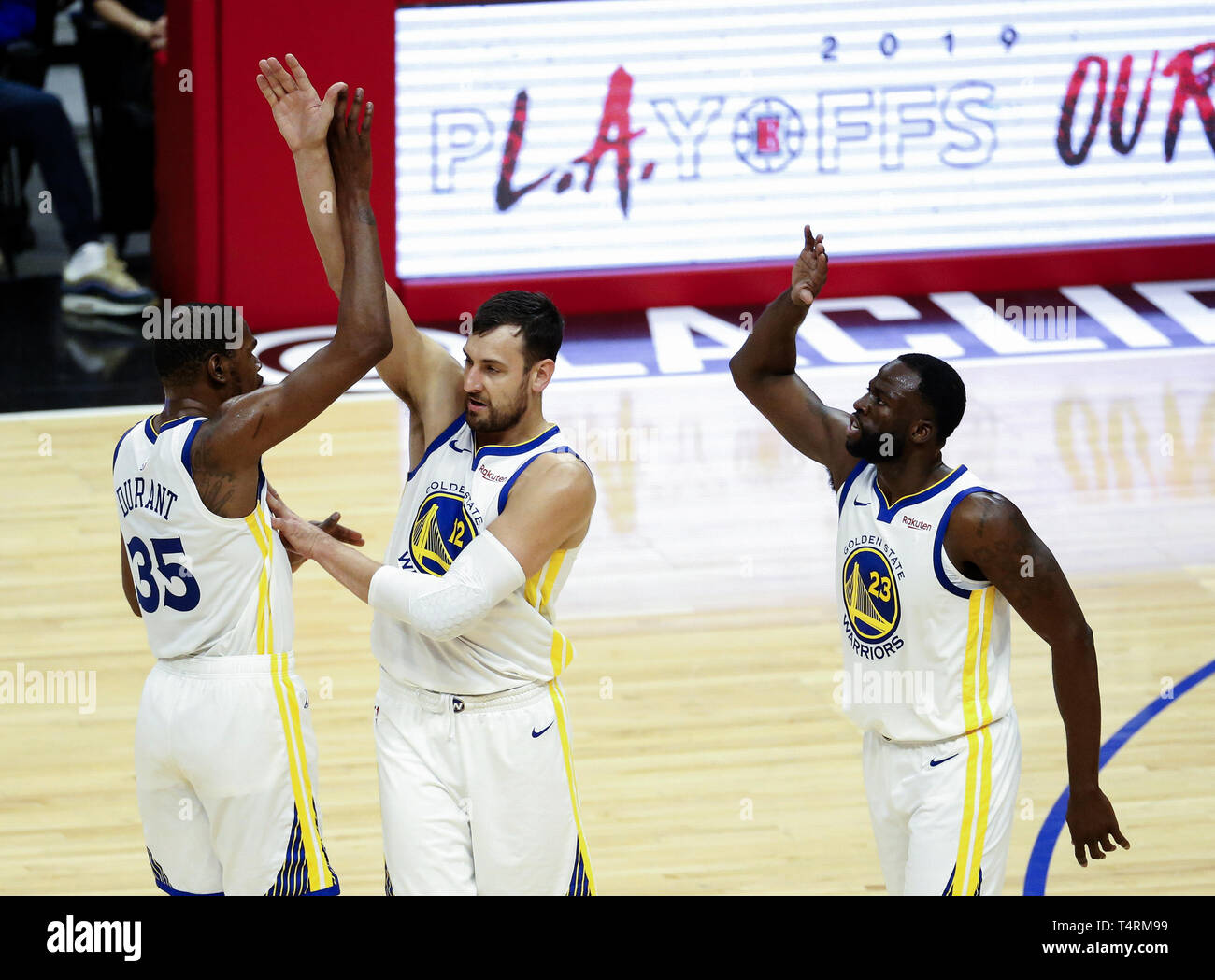 Los Angeles, California, USA. Xviii Apr, 2019. Golden State Warriors' Kevin Durant (35) festeggia con Andrew Bogut (12) e Draymond verde (23) durante un'NBA Basketball playoffs round di una partita tra Los Angeles Clippers e Golden State Warriors Giovedì, 18 aprile 2019, a Los Angeles. The Warriors ha vinto 132-105. Credito: Ringo Chiu/ZUMA filo/Alamy Live News Foto Stock