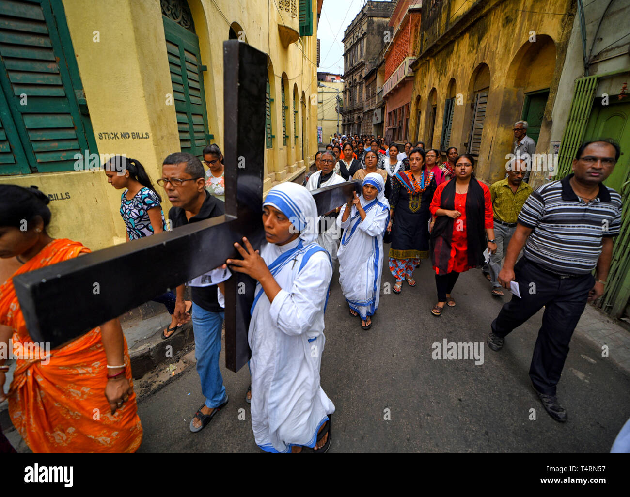 Kolkata, West Bengal, India. Xix Apr, 2019. Le Suore Missionarie della Carità, l'ordine globale delle monache fondata da Madre Teresa visto che porta una grande croce nera durante il Venerdì Santo a Kolkata, India. Credito: Avishek Das/SOPA Immagini/ZUMA filo/Alamy Live News Foto Stock