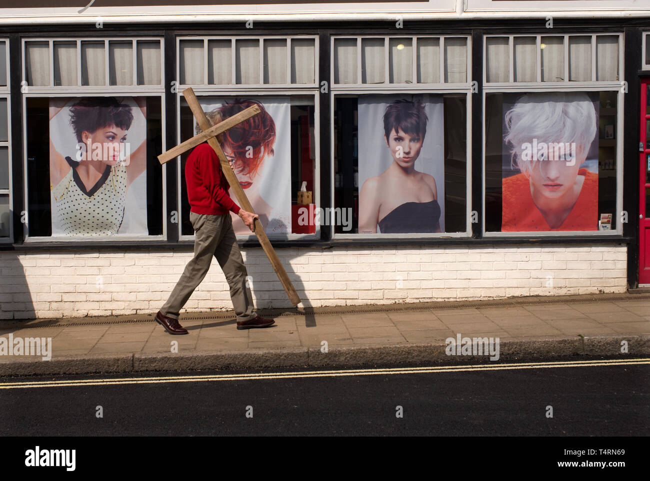Thaxted Essex England Regno Unito. Pasqua tradizionale processione del Venerdì Santo di testimoniare attraverso Thaxted. 19 Aprile 2019Daniel Fox porta Santa Croce dalla Chiesa cattolica romana, tramite la Chiesa battista, passato la Chiesa anglicana e su un servizio nel Regno riforma Chiesa durante la tradizionale processione della testimonianza attraverso la splendida cittadina di Thaxted nel nord-ovest dell' Essex, Inghilterra. Credito: BRIAN HARRIS/Alamy Live News Foto Stock